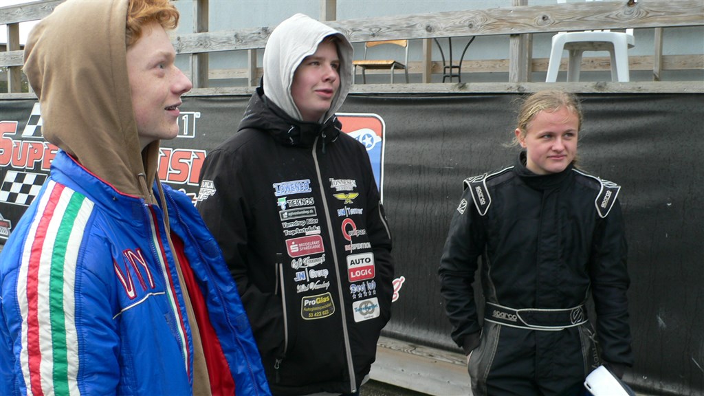 En lidt kold dag – fra venstre William Jørgensen som har været mekanikker lærling ved Christoffer Christensen som står i midten og til højre Julie Friis, vinder af Dansk Super Kart Junior 2018 og hun har derved vundet en gratis sæson i Aquila Synergy Cup 2019.
(Foto: Aquila Synergy)